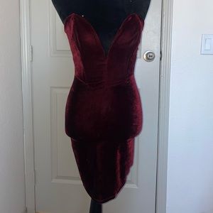 Burgundy velvet plunging sweetheart neckline body-con mini dress